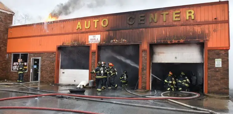 De ce instruirea supraveghetorilor de incendiu este vitală în atelierele auto moderne